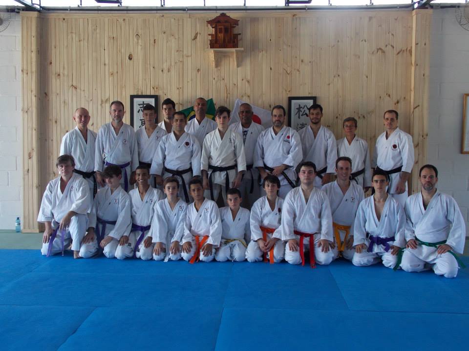 Turma de Karate-Do Shotokan reunida no tatame