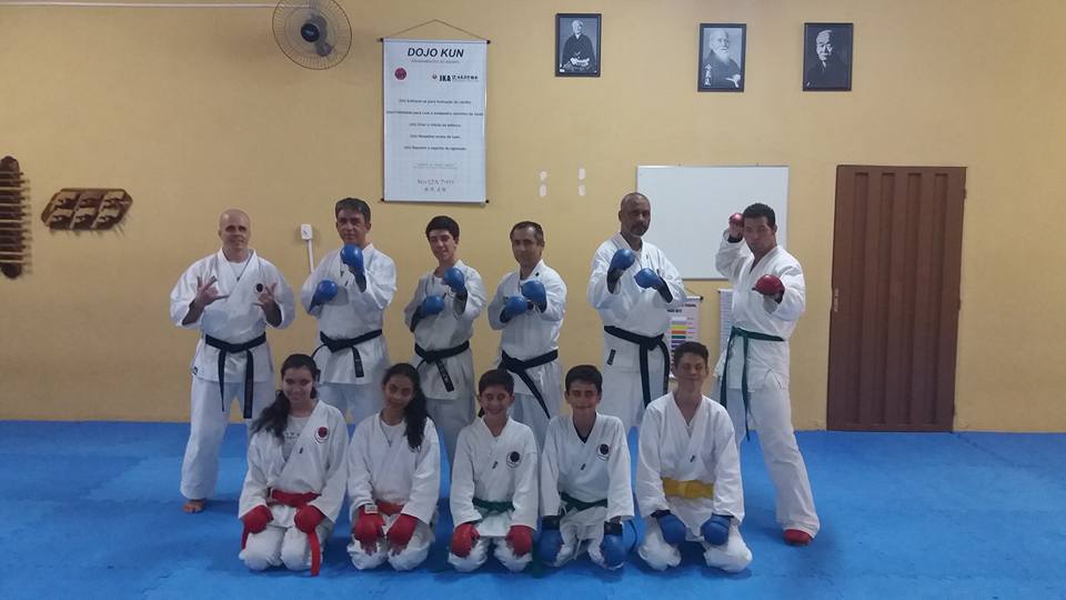 Professores e alunos de Karate-Do no tatame do Mugen Dojo